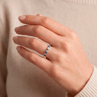 Johannes alliancering i 18 karat hvidguld med 0,17 carat diamanter og blå safirer på hånd
