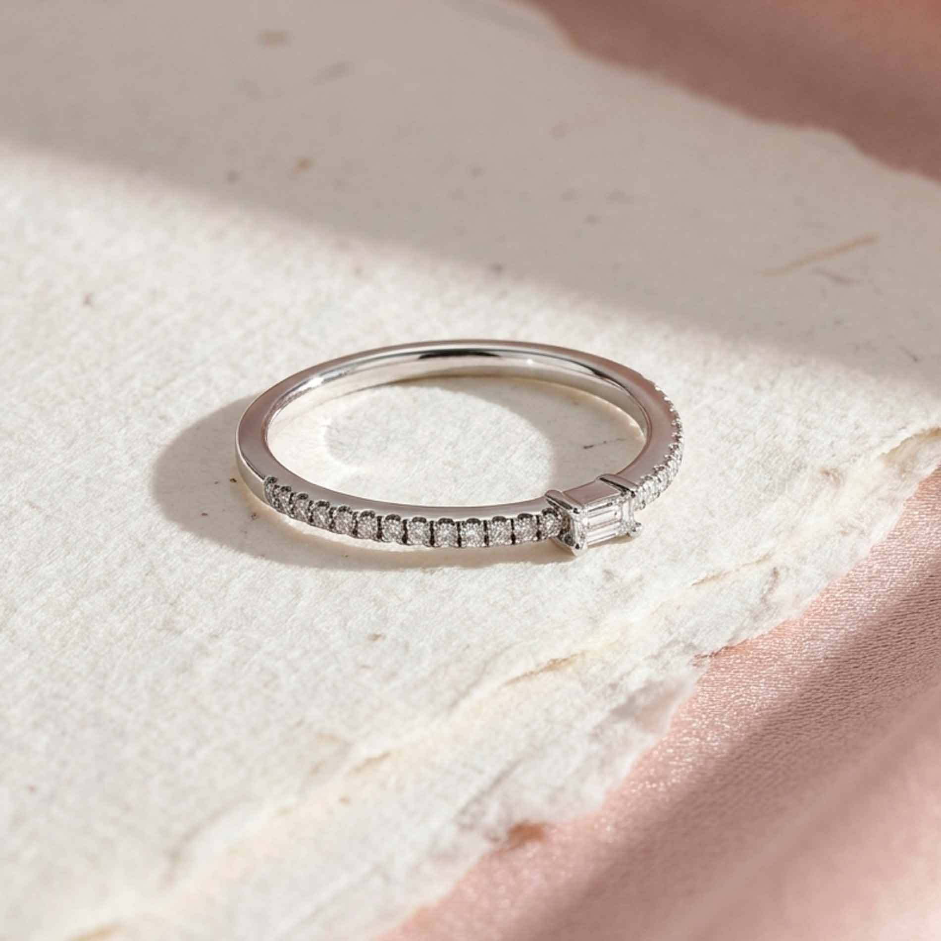 Julia ring i 18 karat hvidguld med 0,10 ct. brillantslebne diamanter