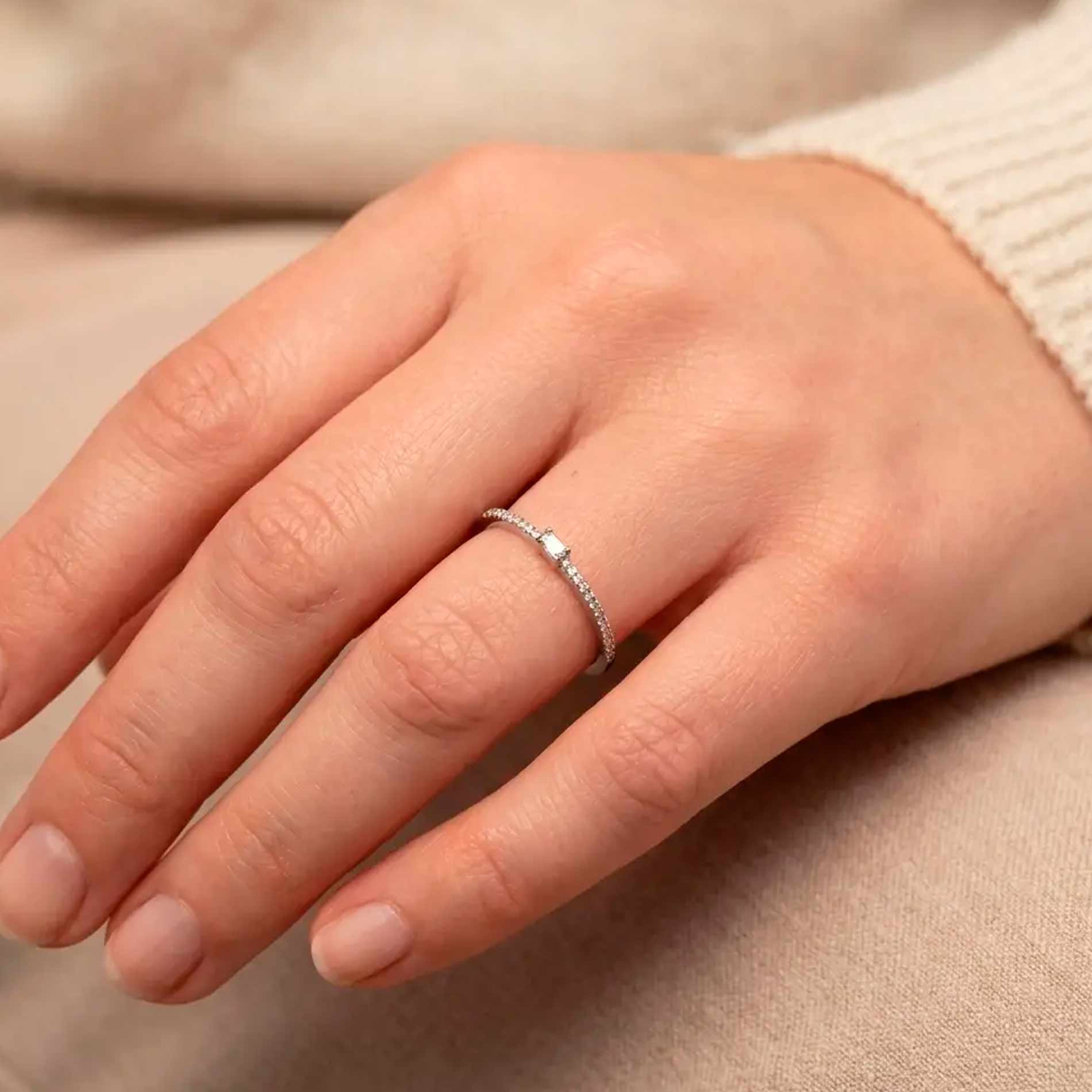 Julia diamant ring i 18 karat hvidguld med 0,10 ct. diamanter på hånd