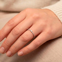Julia diamant ring i 18 karat hvidguld med 0,10 ct. diamanter på hånd