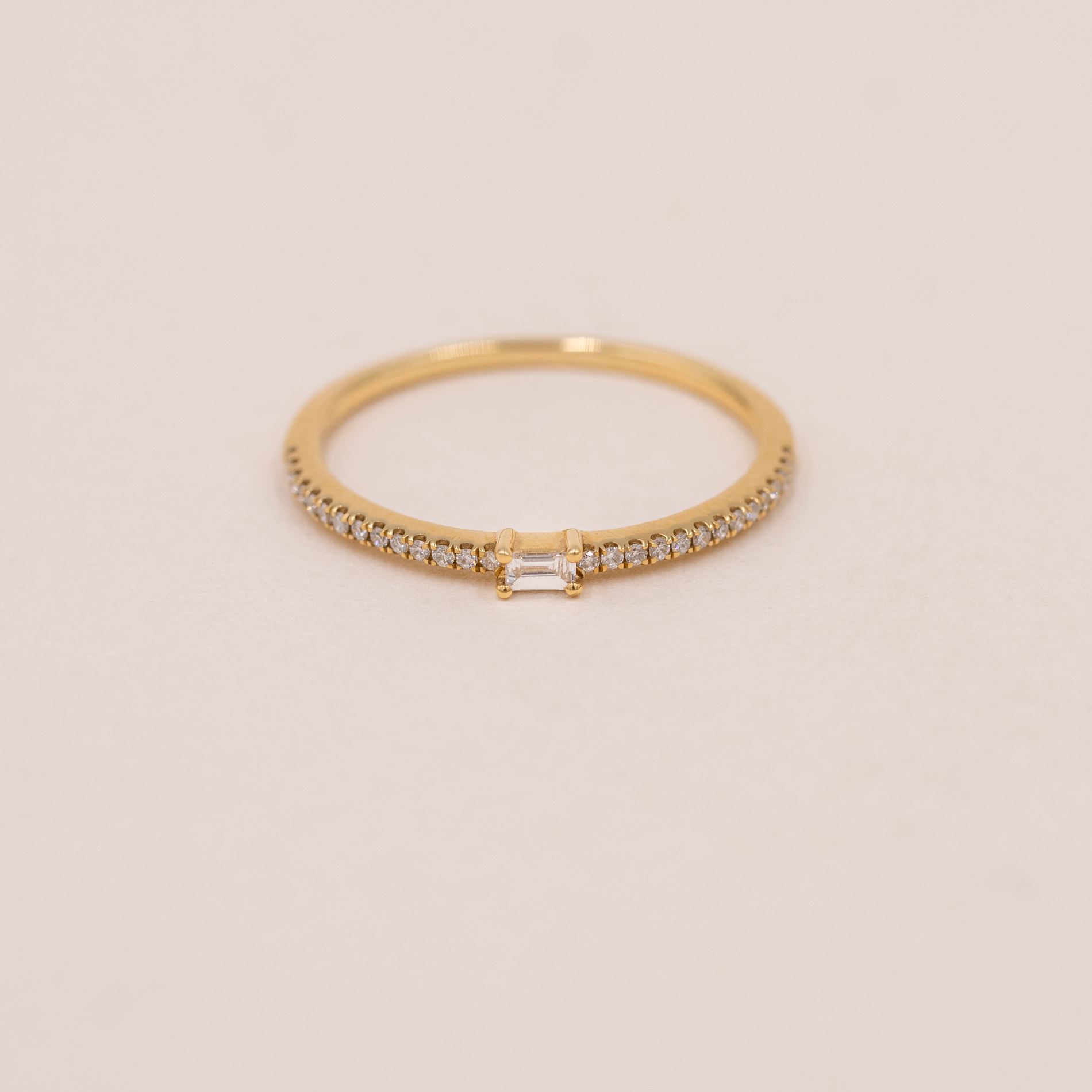 Julia ring i 18 kt. guld med baguetteslebet diamant og brillanter