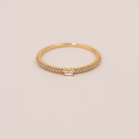 Julia ring i 18 kt. guld med baguetteslebet diamant og brillanter