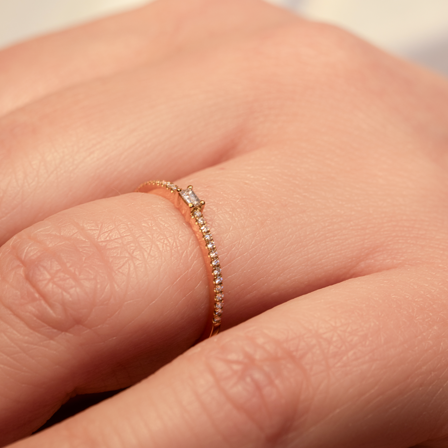 Julia ring i guld med diamanter båret på hånd