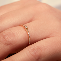 Julia ring i guld med diamanter båret på hånd