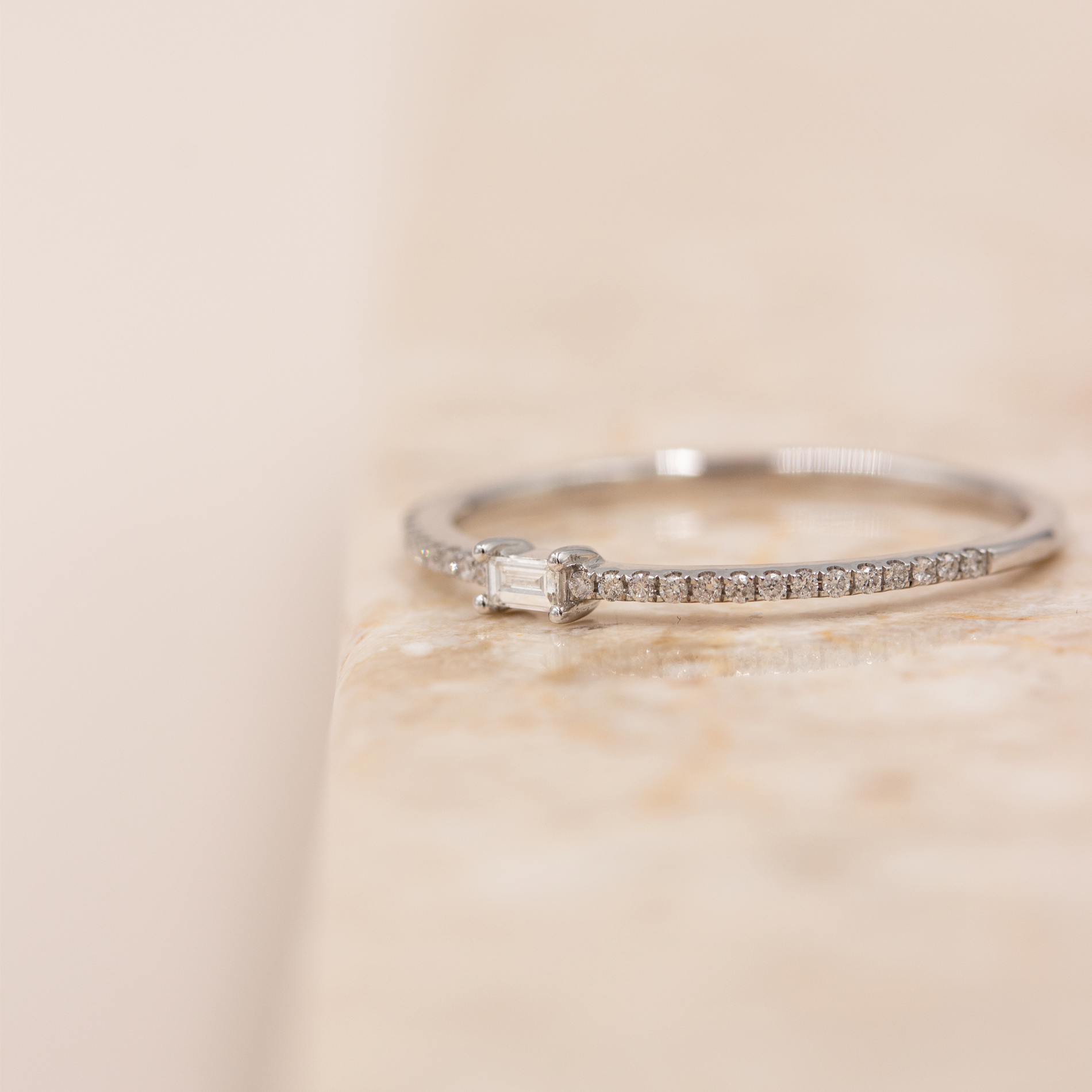 Julia ring i 18 kt. hvidguld med baguetteslebet diamant og pavé diamanter