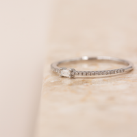 Julia ring i 18 kt. hvidguld med baguetteslebet diamant og pavé diamanter