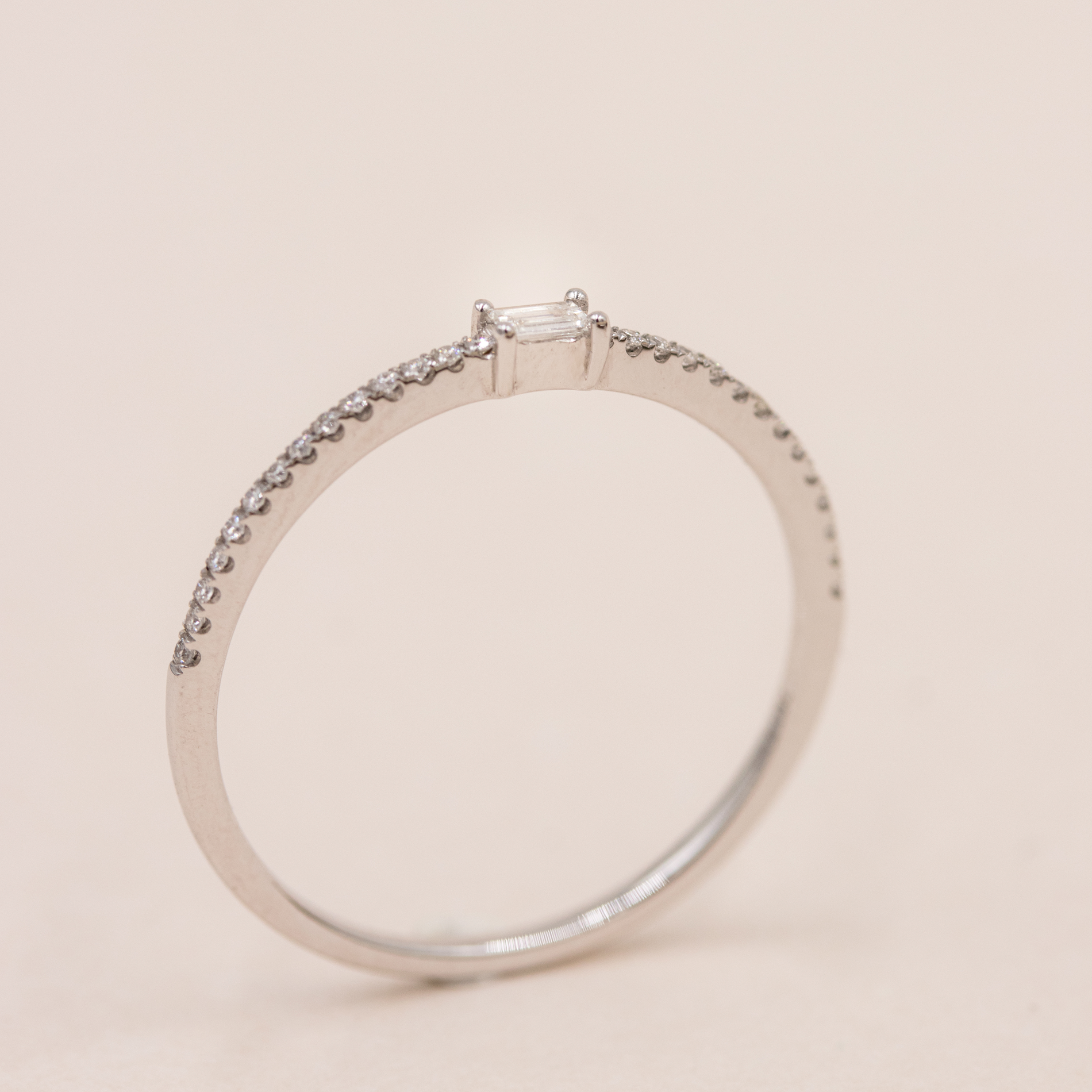 Sideprofil af Julia ring i hvidguld med diamanter