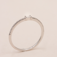 Sideprofil af Julia ring i hvidguld med diamanter
