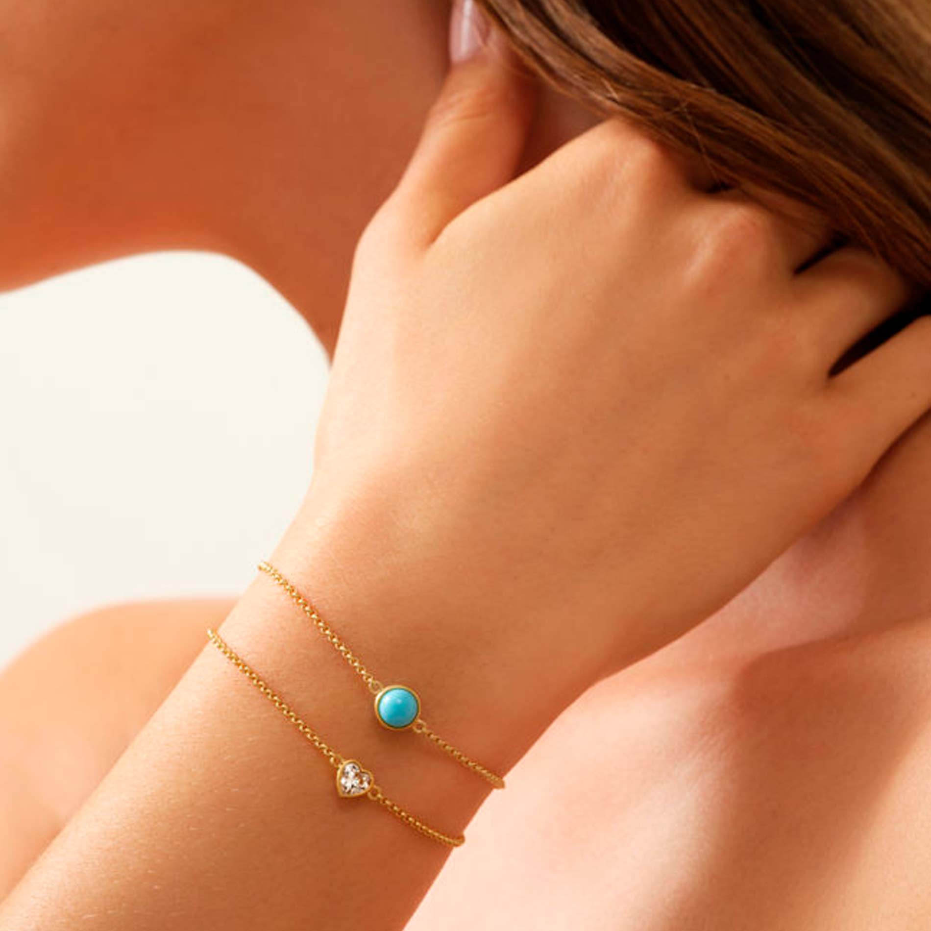 Julie Sandlau Amorina armbånd med hjerteformet zirkonia på håndleddet