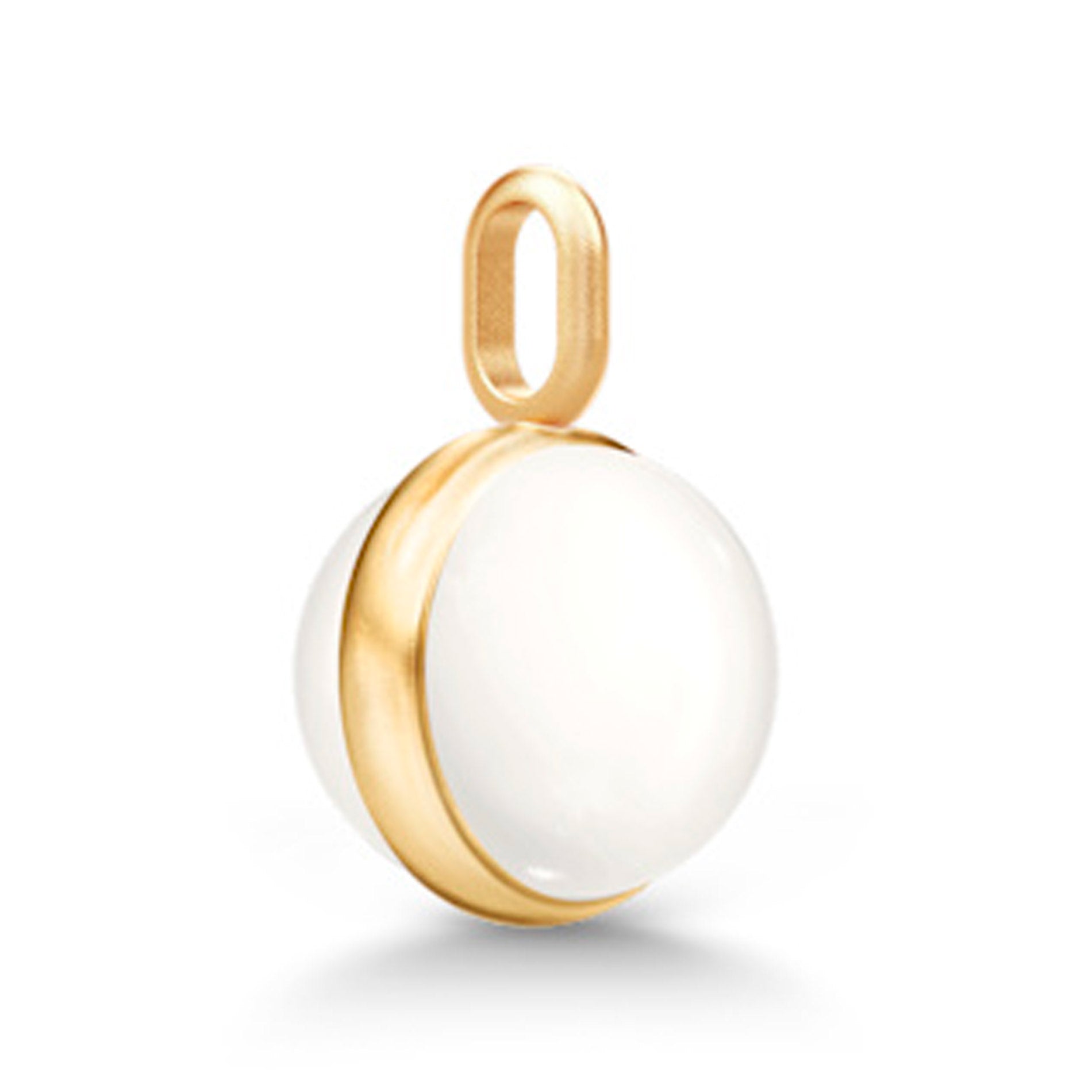 Julie Sandlau Little Prime vedhæng med Ivory Crystal set fra siden i forgyldt sølv