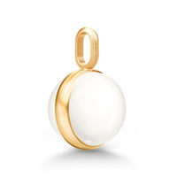 Julie Sandlau Little Prime vedhæng med Ivory Crystal set fra siden i forgyldt sølv