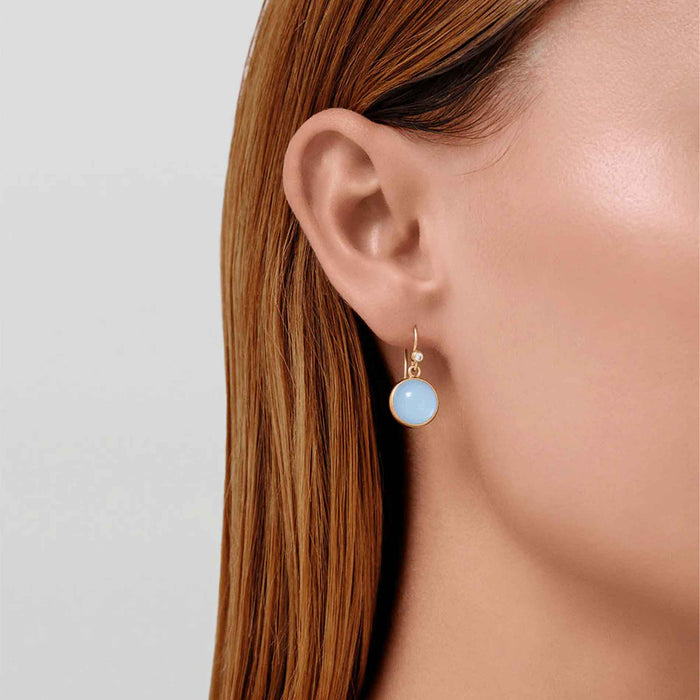 Forgyldte øreringe med blå krystaller fra Julie Sandlau