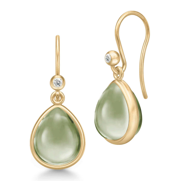 Forgyldte øreringe med grønne krystaller fra Julie Sandlau