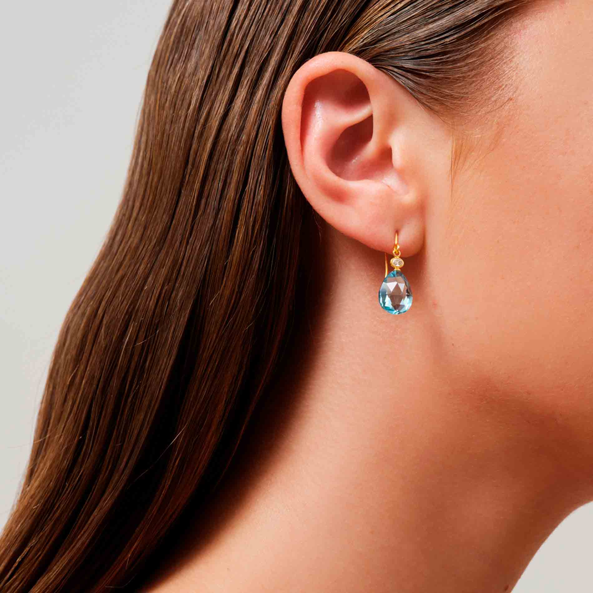 Julie Sandlau Ofelia ørering med Ice Blue Crystal og hvid zirkonia på øret