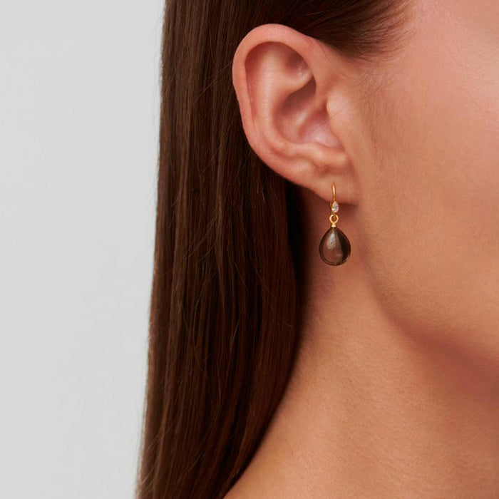 Julie Sandlau Prima Ballerina ørering med Smokey Crystal og zirkonia på øret