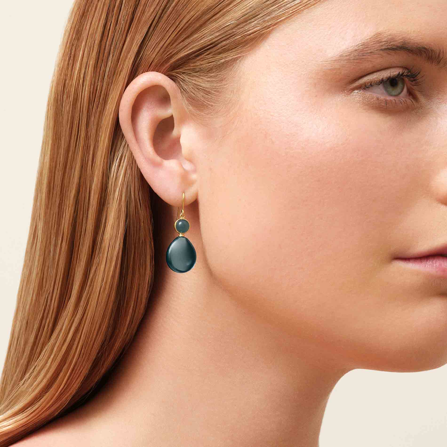 Julie Sandlau Prime Drop ørering med Midnight og London Blue Crystal på øret