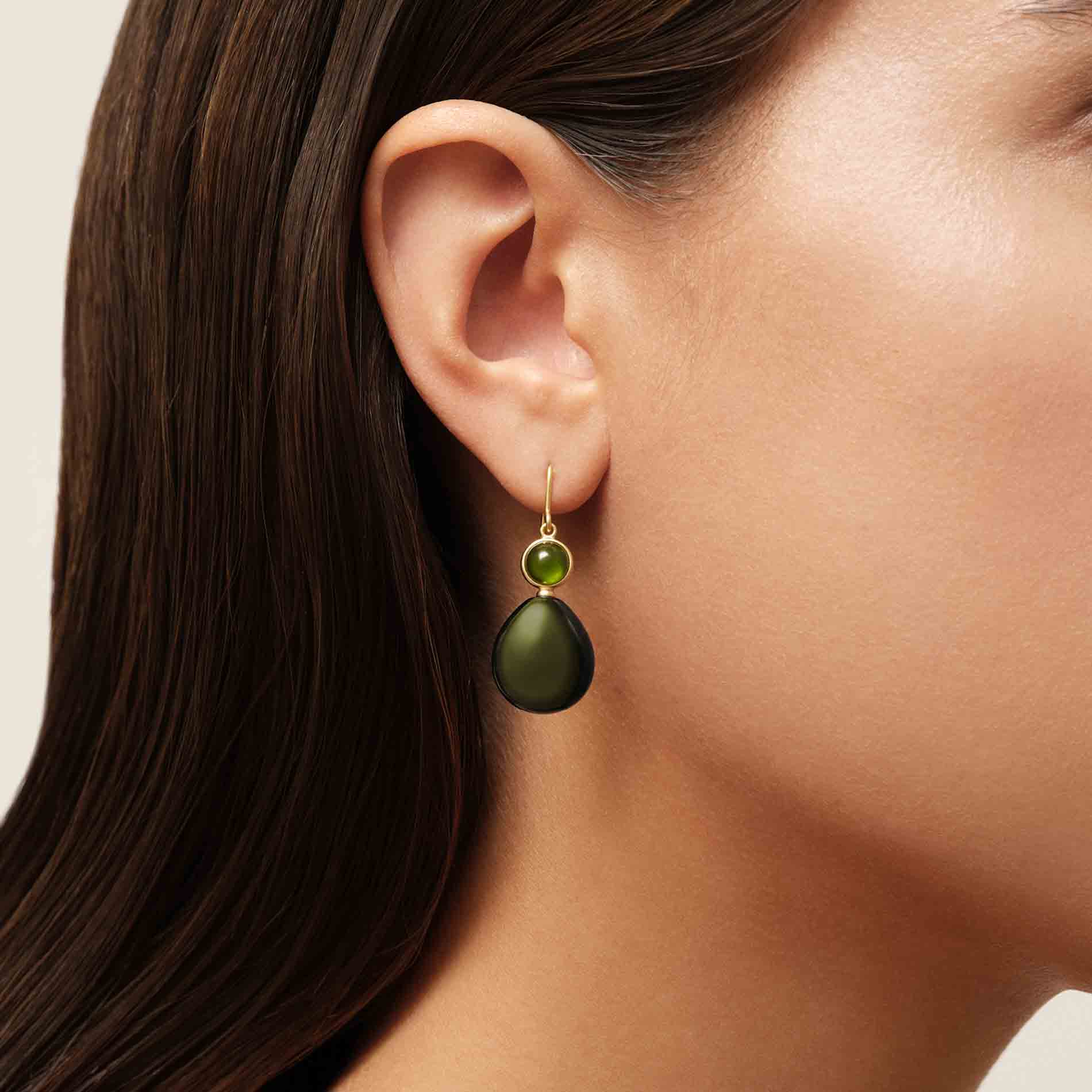 Julie Sandlau Prime Drop ørering med Moss Green og Olive Crystal på øret