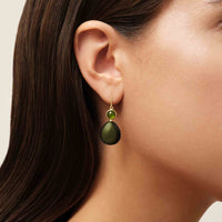 Julie Sandlau Prime Drop ørering med Moss Green og Olive Crystal på øret