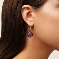 Julie Sandlau Prime Drop ørering med Rhodolite Crystal på øret