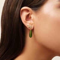 Julie Sandlau Treasure Drop ørering med Moss Green Crystal båret på øret