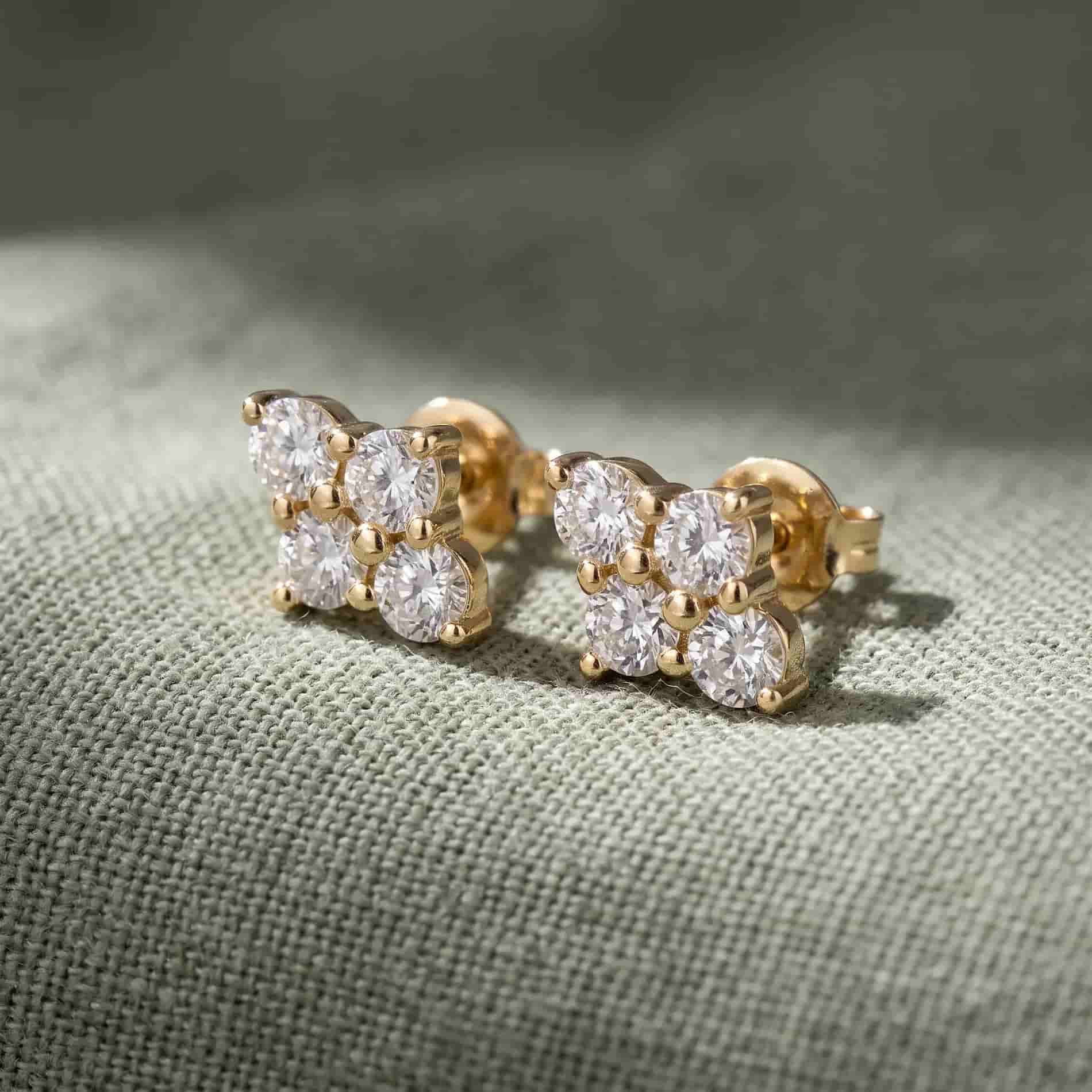 Juliette ørestikker i 18 karat guld med 0,28 carat hvide diamanter