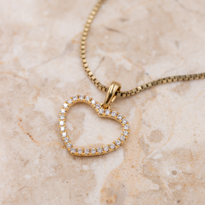 Detaljebillede af Katinka vedhæng i guld med funklende diamanter i hjerteform