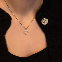 Katinka vedhæng i 18 kt. guld med diamanter båret i halskæde
