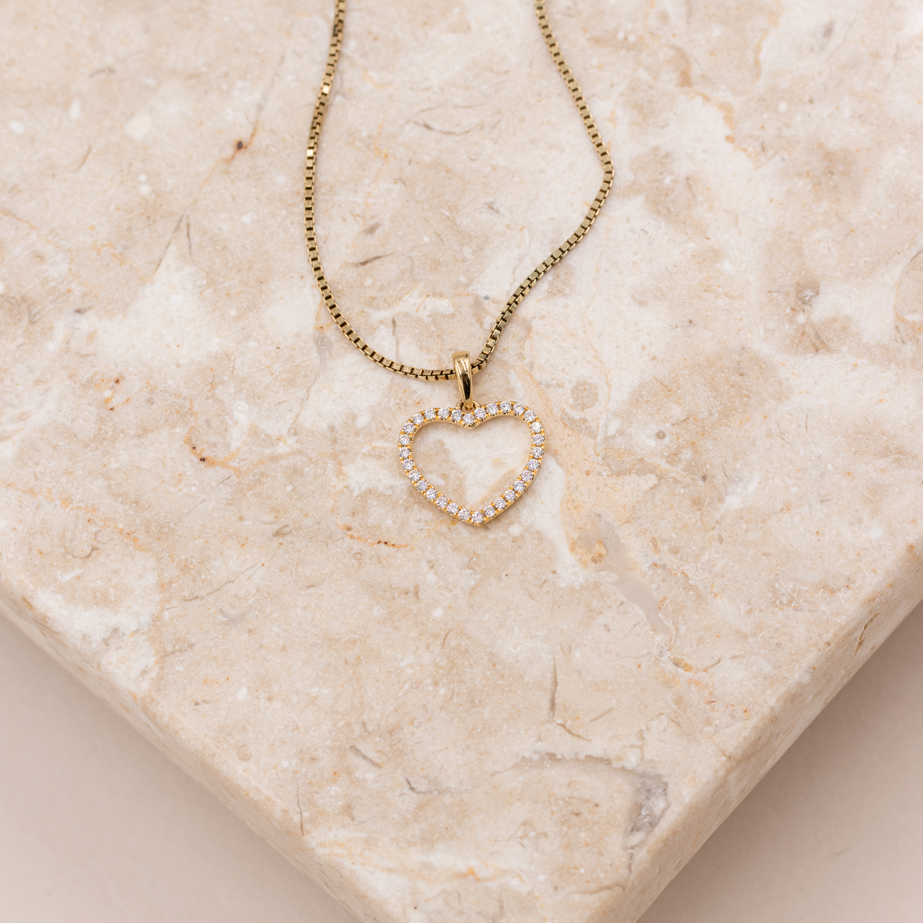 Katinka vedhæng i 18 kt. guld med hjerteform og 0,19 ct. diamanter
