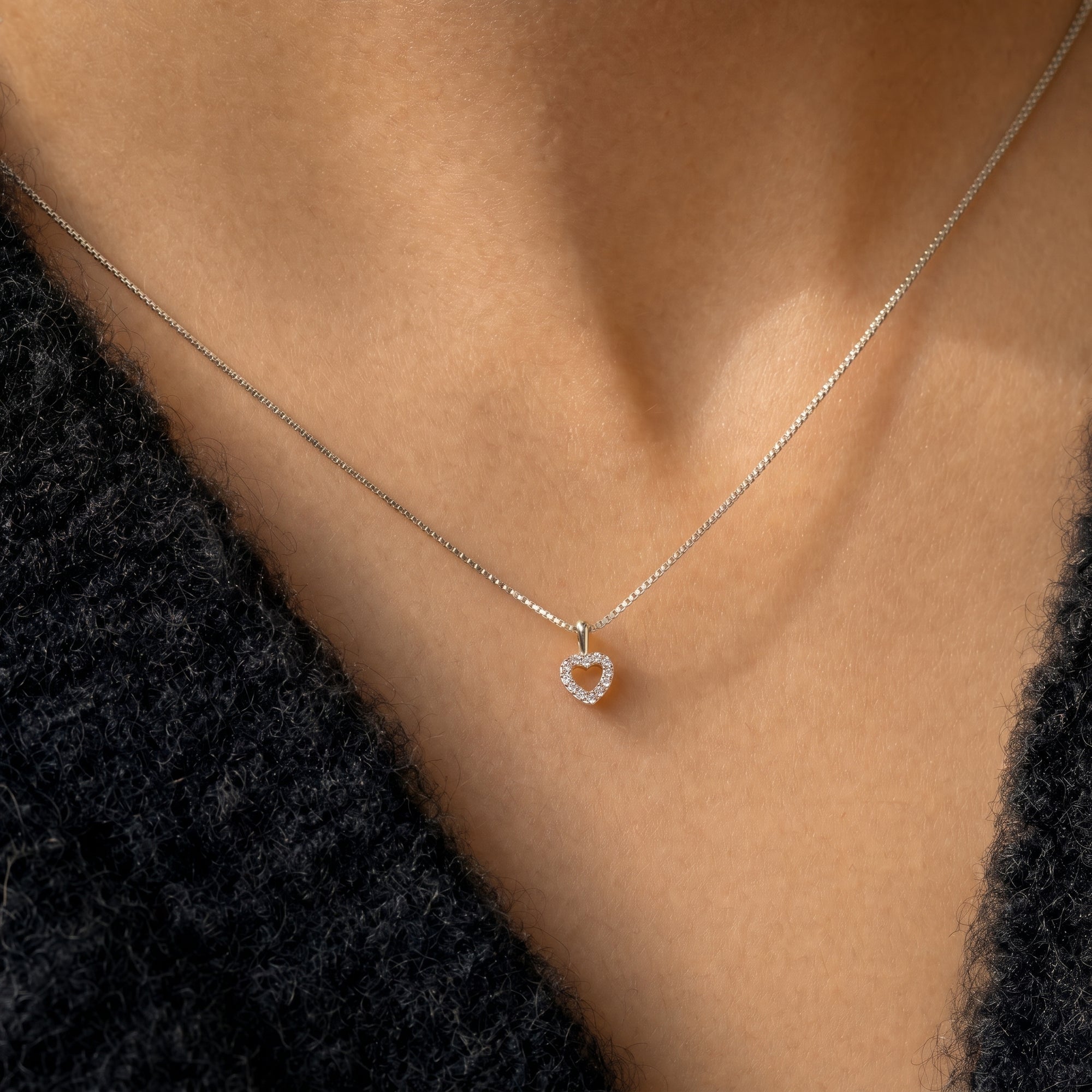 Lilo halskæde med hjertevedhæng i 14 kt. hvidguld med diamanter båret om halsen
