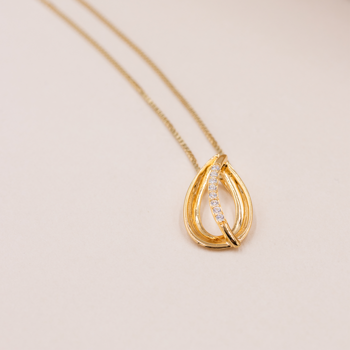 Lindo vedhæng i forgyldt sølv med klare zirkonia