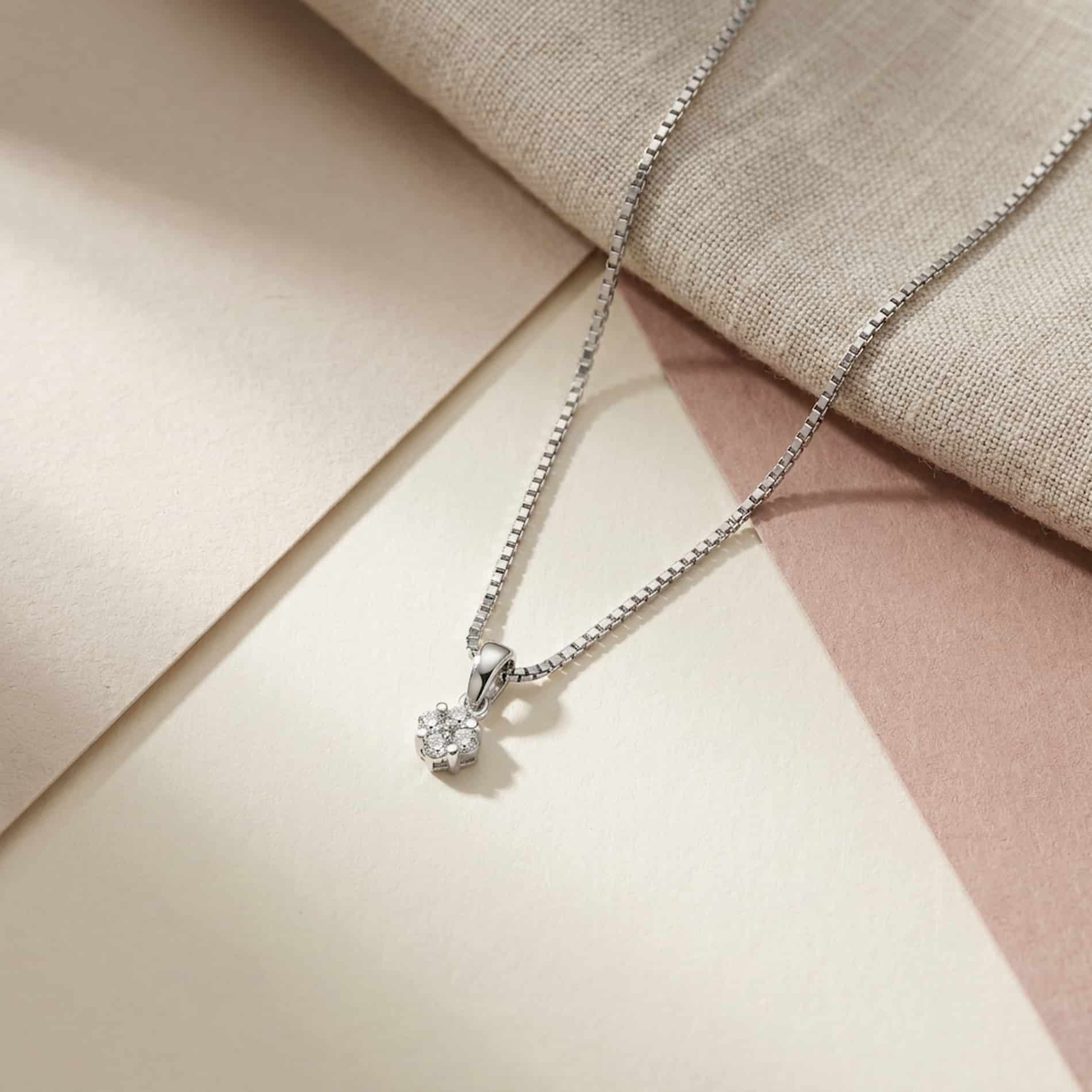 Linea vedhaeng i 18 karat hvidguld med 0,10 carat diamanter vist som livsstilsbillede