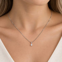 Linea diamantvedhaeng i 18 karat hvidguld med 0,10 carat diamanter baaret paa halsen
