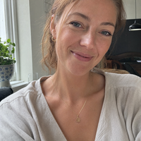 Kvinde bærer Livets Træ halskæde i 14 karat guld med fine og delikate grene inspireret af naturens symbolik