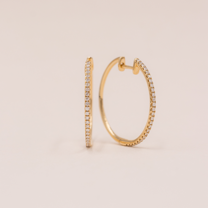 Lucie hoops i 18 kt. guld med diamanter set fra siden
