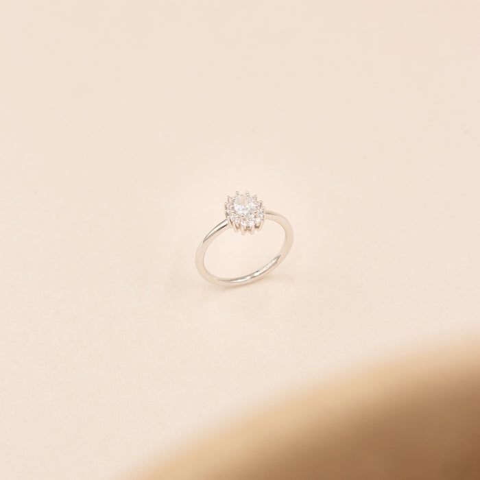 Nærbillede af zirkonia og fatning på Luda ring
