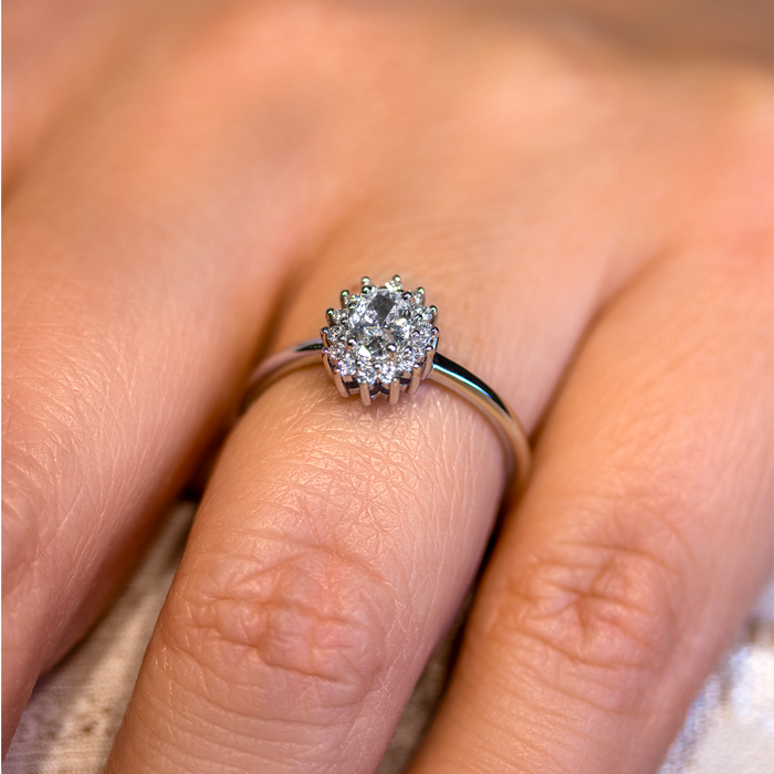 Luda ring i sølv båret på finger