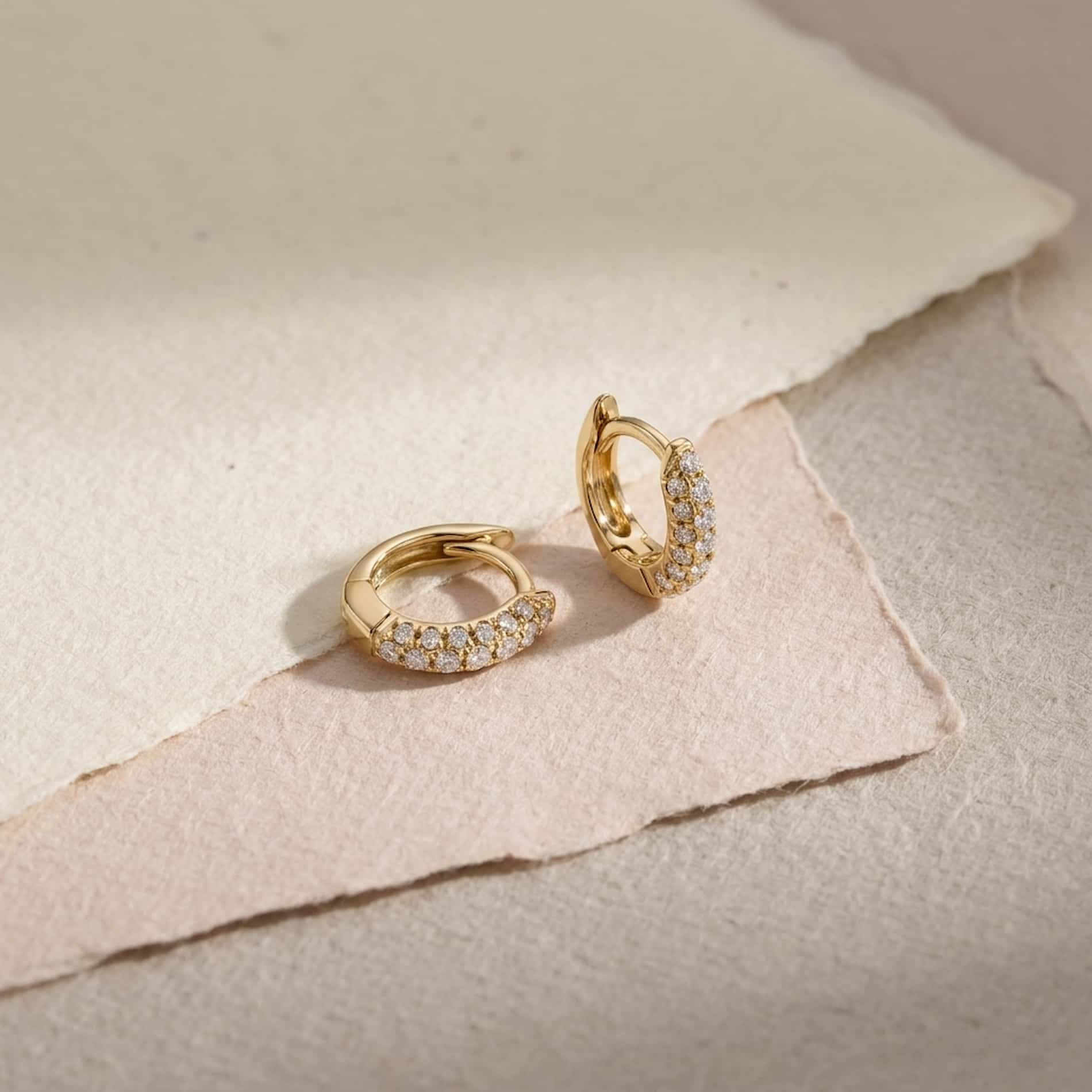 Lula Hoops i 18 karat guld med 0,19 carat hvide diamanter