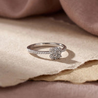 Luna ring i 18 kt. hvidguld med diamanter på beige papir med rosa stof i baggrunden