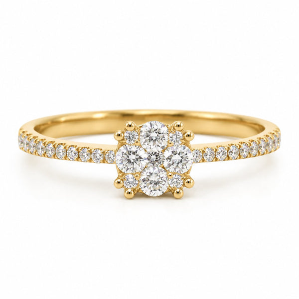 Luna ring i 18 karat guld med central diamantklynge og diamanter i skinnen, i alt 0,31 carat, hvid baggrund