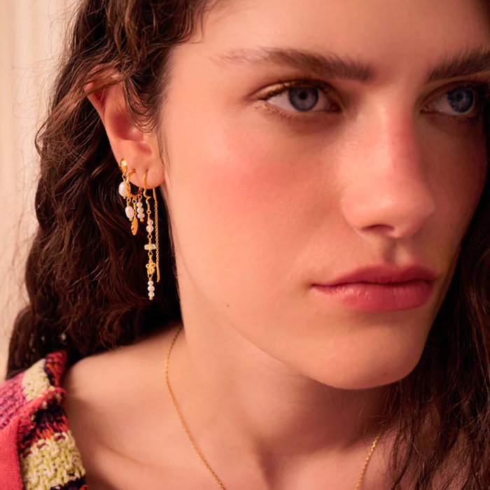 Model med Maanesten Alfrida øreringe i forgyldt sølv med prehnit og perle