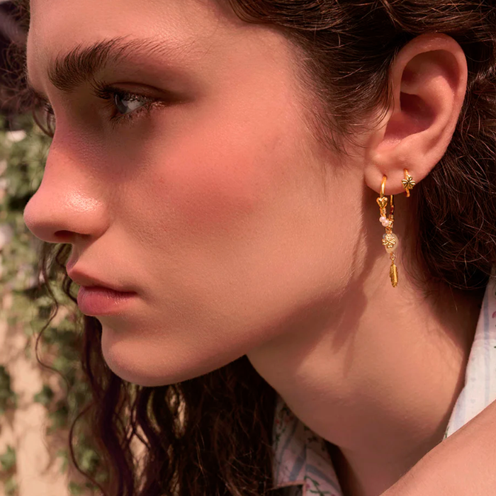 Model med Maanesten Arden øreringe i forgyldt sølv med ædelsten og ferskvandsperle