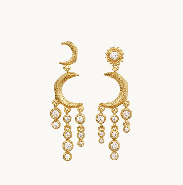 Maanesten Astrea Twinkle øreringe i genanvendt forgyldt sterlingsølv (925) med halvmåne-design og hvide zirkonia.