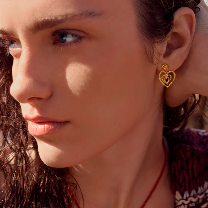 Model med Maanesten Beate Petite øreringe i forgyldt sølv