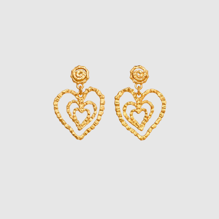 Maanesten Beate Petite øreringe i forgyldt sterlingsølv med hjerteformet vedhæng