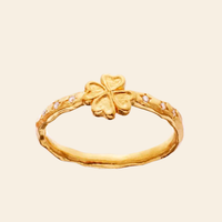Maanesten Clover ring i genanvendt forgyldt sterlingsølv (925) med firkløver og hvid zirkonia.
