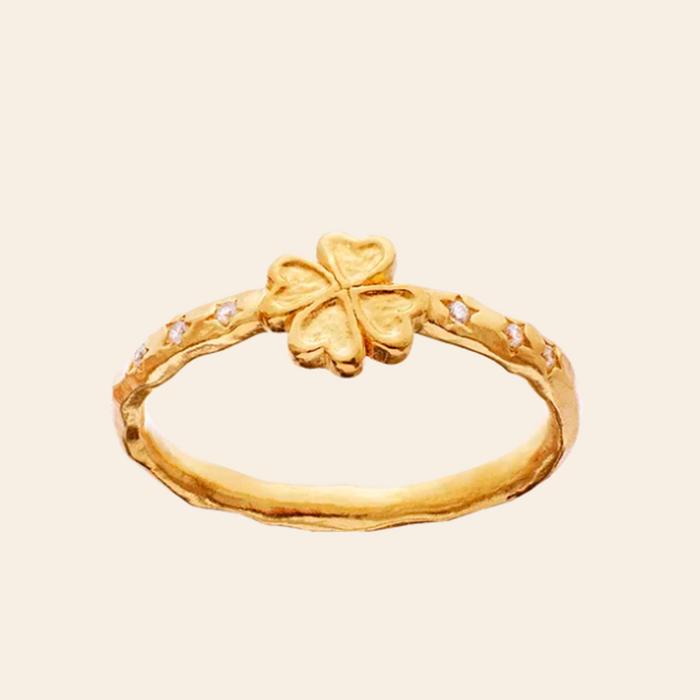 Maanesten Clover ring i genanvendt forgyldt sterlingsølv (925) med firkløver og hvid zirkonia.