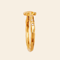 Maanesten Clover ring i forgyldt sterlingsølv set fra siden med organisk formet ringskinne og zirkonia.