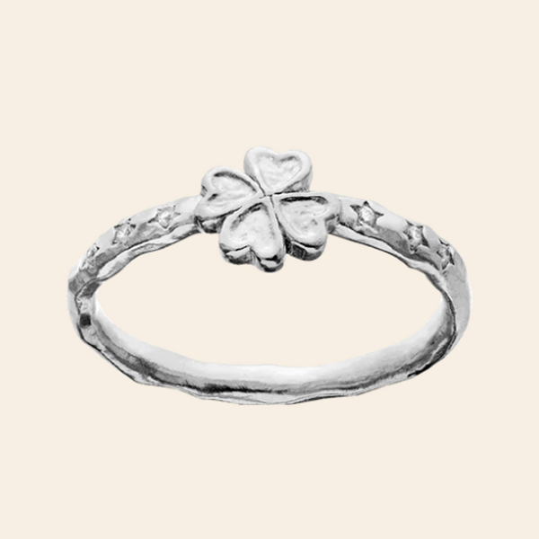 Maanesten Clover ring i genanvendt sterlingsølv (925) med firkløvermotiv og hvid zirkonia.
