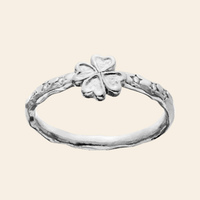 Maanesten Clover ring i genanvendt sterlingsølv (925) med firkløvermotiv og hvid zirkonia.