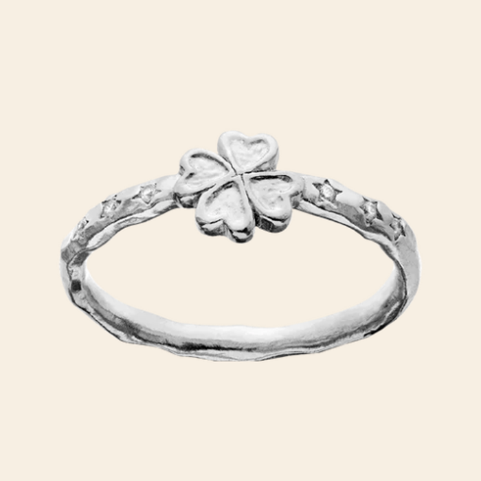 Maanesten Clover ring i genanvendt sterlingsølv (925) med firkløvermotiv og hvid zirkonia.
